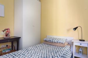 A bed or beds in a room at Diamond Apartment