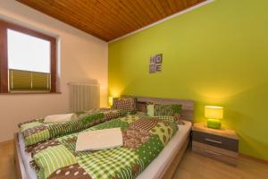 2 łóżka w pokoju z zielonymi ścianami w obiekcie Palfengut w mieście Altenmarkt im Pongau