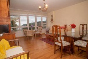 jadalnia i salon ze stołem i krzesłami w obiekcie Beatiful holiday flat in Galicia with sea views and next to the "Camino de Santiago" w mieście Estorde