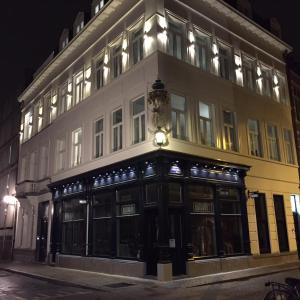 un edificio en una calle por la noche en Antwerp Town House Accommodations en Amberes
