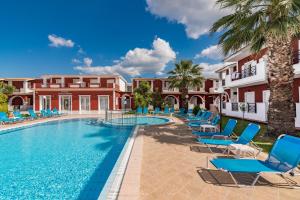 Bazén v ubytování Yakinthos Hotel nebo v jeho okolí