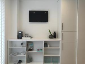 En tv och/eller ett underhållningssystem på Antwerp Town House Accommodations