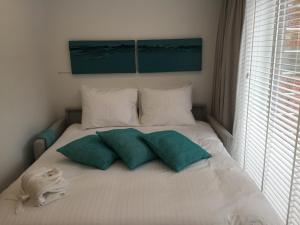 Säng eller sängar i ett rum på Antwerp Town House Accommodations