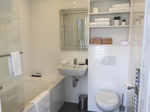 Koupelna v ubytování Antwerp Town House Accommodations + 20 fotografií