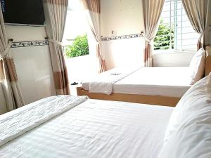 Giường trong phòng chung tại Nhà nghỉ Hạnh Minh