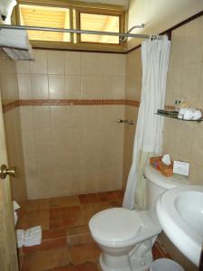 łazienka z toaletą i umywalką w obiekcie Finca Hamburgo La Ruta del Cafe w mieście Tapachula
