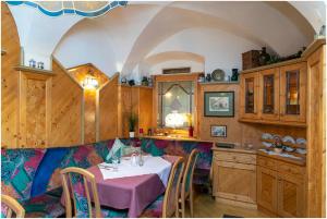 comedor con mesa y cocina en Gasthof zur Sonne, en Übelbach