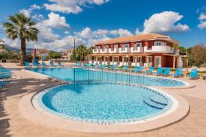 Bassein majutusasutuses Yakinthos Hotel või selle lähedal