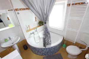 Kúpeľňa v ubytovaní Apartment Lory + 27 fotografií