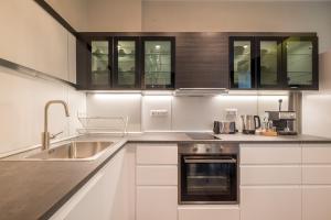 Кухня или кухненски бокс в Sofia Dream Apartment - Designer Three Bedroom on Knyaz Boris