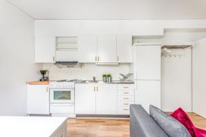Kitchen o kitchenette sa City Apartments in Jonkoping