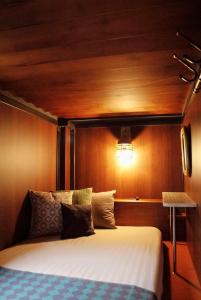 En eller flere senge i et værelse på HARE-TABI SAUNA&INN Yokohama