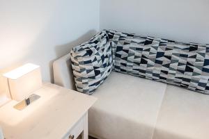 ein kleines Zimmer mit einem Bett mit einem karierten Kissen in der Unterkunft Premium Business Apartment in Oberkochen in Oberkochen