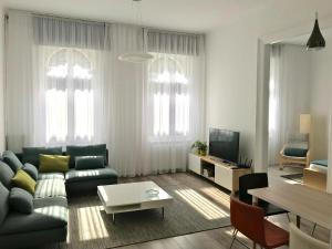 ブダペストにあるPaulay Central Top Suiteのリビングルーム(ソファ、テーブル付)
