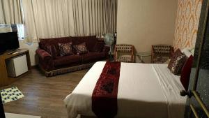 TV a/nebo společenská místnost v ubytování Guan Lun Hotel