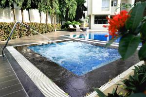 Bazén v ubytování Quality Inn Patria Suites, Rajkot nebo v jeho okolí