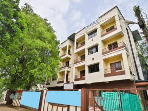 een appartementencomplex met blanco borden op een hek bij Hotel Ambica in Daman