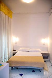 Postel nebo postele na pokoji v ubytování Hotel De Rosa