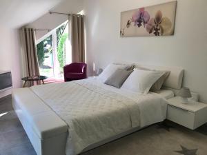 Een bed of bedden in een kamer bij Résidence la Pyramide