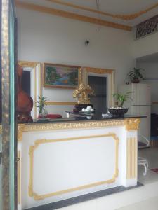 a living room with a counter top in a room at Nhà Nghỉ Gia Khang in Can Tho