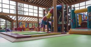 einen Kinderspielplatz mit Rutsche in der Unterkunft El Alfoz de Burgos in Villagonzalo-Pedernales