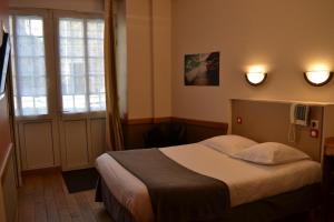 Un pat sau paturi într-o cameră la Hôtel La Porte Saint Pierre-Logis Hôtel Intra Muros
