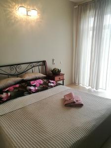 1 dormitorio con 1 cama con 2 zapatillas en MS Resort, en Nemėžis