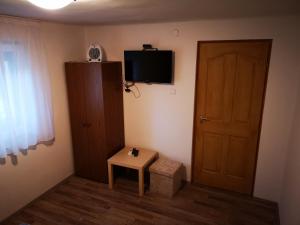 TV a/nebo společenská místnost v ubytování Ráday Apartman