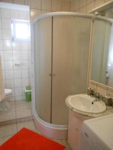 y baño con ducha y lavamanos. en Apartments Luvi, en Trogir