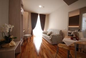 uma sala de estar com um sofá e uma mesa em Hotel Giardino em Bibbiena
