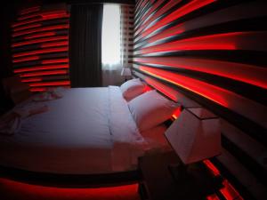 Un pat sau paturi într-o cameră la Vayk Hotel
