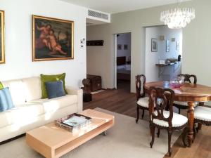 ein Wohnzimmer mit einem weißen Sofa und einem Tisch in der Unterkunft Appartamento Rio de la Fornace in Venedig