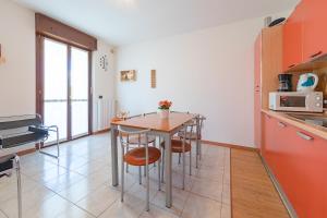 Kuchyňa alebo kuchynka v ubytovaní La Mimosa B03 Apartment by Wonderful Italy