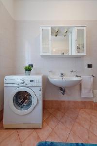 Fotografia z galérie ubytovania La Mimosa B03 Apartment by Wonderful Italy v destinácii Peschiera del Garda
