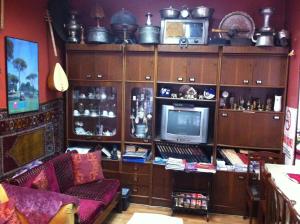 - un salon avec un canapé et une télévision sur une étagère dans l'établissement Hotel Necmi, à Samsun