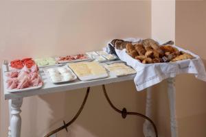 a table filled with different types of bread and pastries at Chalet O Amorzinho Sintra Praia in Sintra