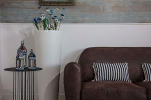 a chair and a table with a vase with flowers at Chalet O Amorzinho Sintra Praia in Sintra