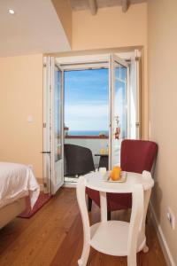 a room with a table with a plate of fruit on it at Chalet O Amorzinho Sintra Praia in Sintra