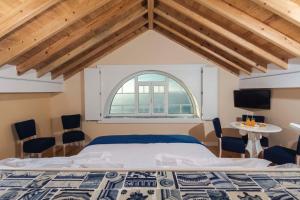 a bedroom with a large bed and a window at Chalet O Amorzinho Sintra Praia in Sintra