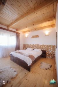 Una cama o camas en una habitación de Retreat Margau Apuseni-Adults Only- wellness & wellbeing