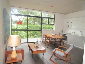 Posezení v ubytování BEE Suites Santa Ana