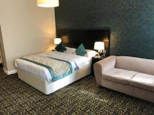 A bed or beds in a room at Globe Hotel Wetherspoon 