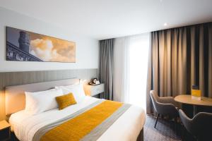 Кровать или кровати в номере Maldron Hotel Newcastle