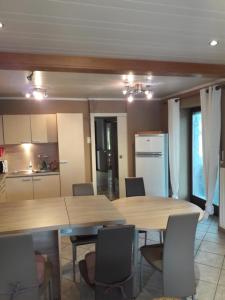 Kuchyň nebo kuchyňský kout v ubytování Le chalet d Egide