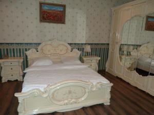 カリーニングラードにあるStary Dvorikのベッドルーム1室(白いベッド1台、ナイトスタンド2台付)