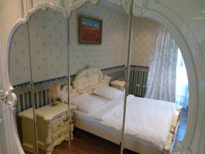 カリーニングラードにあるStary Dvorikのベッドルーム(天蓋付きベッド1台、窓付)