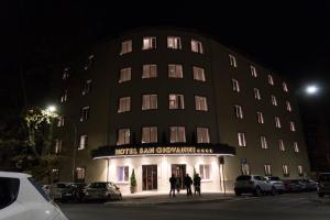 un groupe de personnes debout devant un bâtiment dans l'établissement Hotel San Giovanni Roma, à Rome