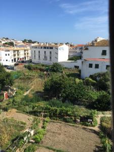 - une vue sur une ville avec des bâtiments dans l'établissement Apartment Boutique Hort, à Cadaqués