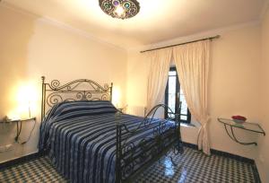 Ένα ή περισσότερα κρεβάτια σε δωμάτιο στο Riad Misbah