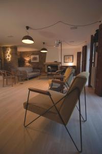 ポンテベドラにあるLa Curiaの椅子付きの部屋、リビングルーム(ソファ付)